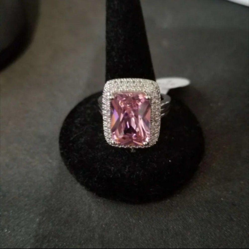 NWOT Captivating Pink & White Topaz Ring